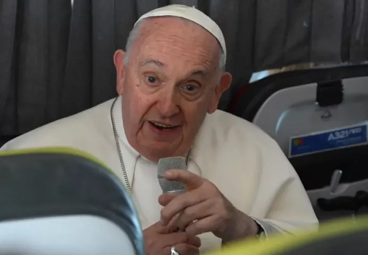 El papa Francisco habla con la prensa a bordo del avión papal en su regreso a la Santa Sede. Foto: EFE