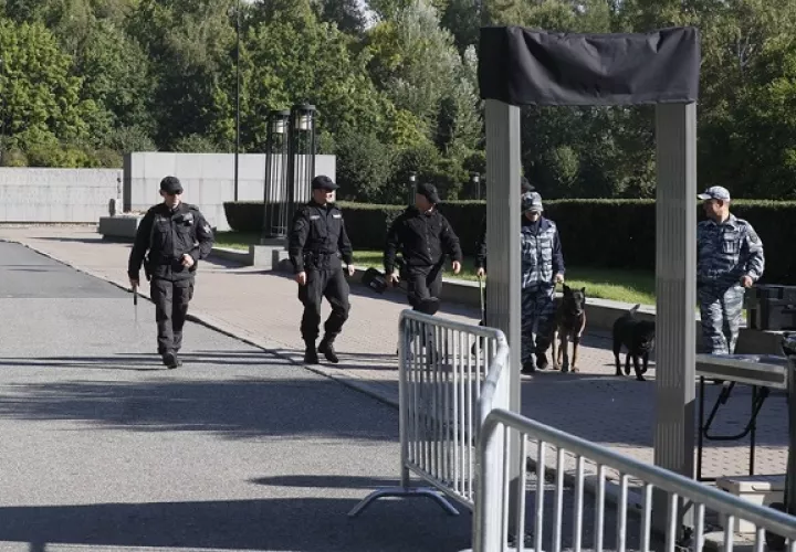 Equipos de seguridad cerca del cementerio de Serafimovskoe. Foto: EFE