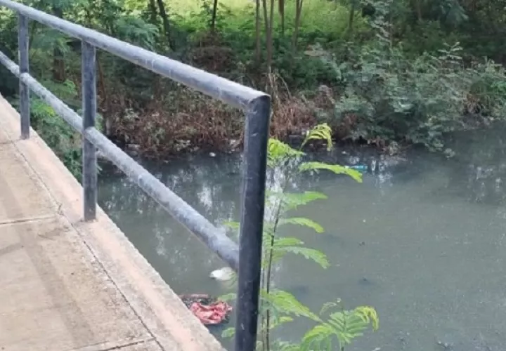 La fuente de agua está completamente contaminada con aguas negras. Foto: Thays Domínguez