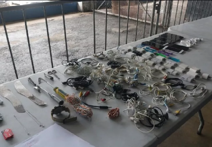 Durante la revisión en los diversos pabellones encontraron celulares y armas. Foto. Diomedes Sánchez