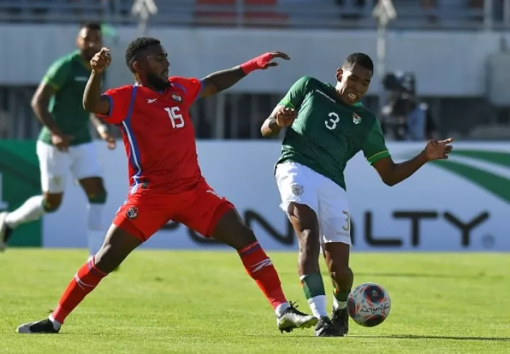 Ricardo Phillips hijo (izq.) de buen partido ante Bolivia. Foto: EFE 