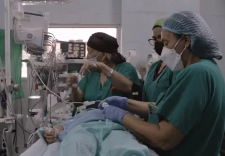  A lo largo de su carrera profesional ha realizado numerosos procedimientos complejos. Foto / Captura de pantalla de video Hospital del Niño.