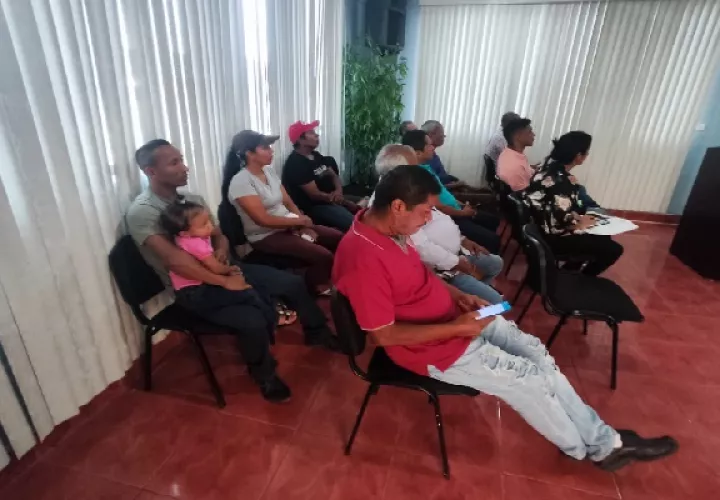 Los miembros de la comunidad exigen respuestas de las autoridades para lograr  un proyecto de electrificación. Foto. Eric Montenegro