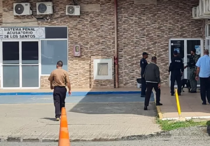 Una vez confirmado que no existía tal amenaza, los funcionarios judiciales reingresaron al edificio para continuar con sus labores habituales. Foto. Thays Domínguez