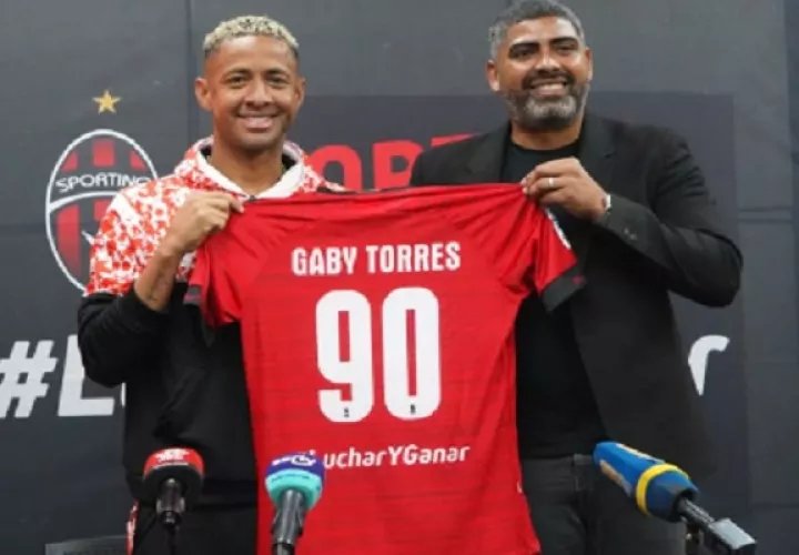 Gabriel 'Gaby' Torres (izq.) es presentado por Gabriel 'Gavilán' Gómez en el Sporting SM. Foto: Sporting 