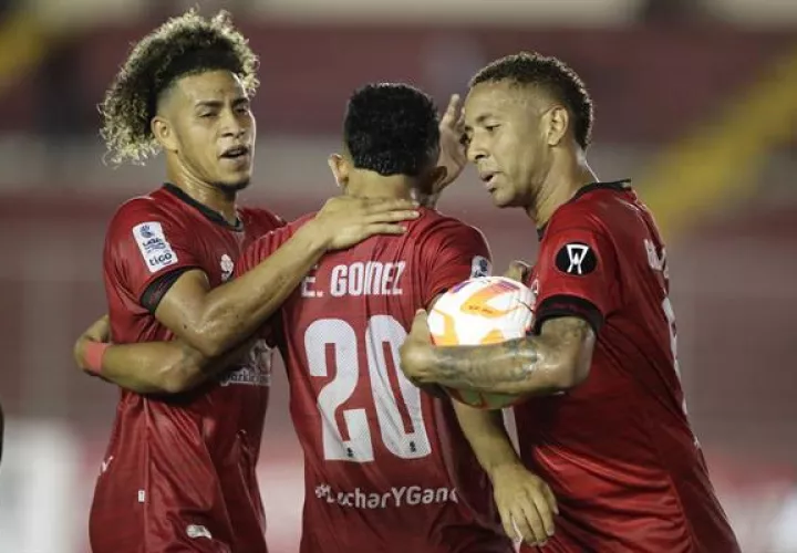 Emmanuel Gómez (c) de San Miguelito celebra su gol ante Verdes, junto a  Michael Casazola (izq.) y Gabriel Torres. Foto: EFE