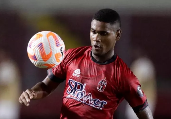 Jorlian Sánchez  de Sporting San Miguelito controla el balón, su equipo enfrenta al Olancho de Honduras. Foto: EFE