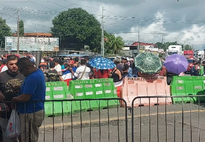 Los ticos mantuvieron la protesta desde las 9:00 de la mañana hasta pasadas las 10:30, cuando autoridades ticas realizaron un acercamiento para hablar sobre el tema. Foto: José Vásquez