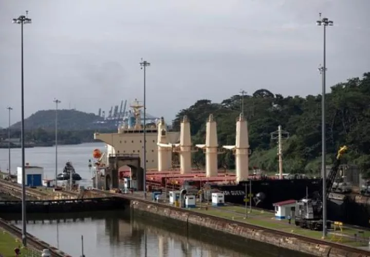Un buque transita por las esclusas de Miraflores en el Canal de Panamá. Foto: EFE