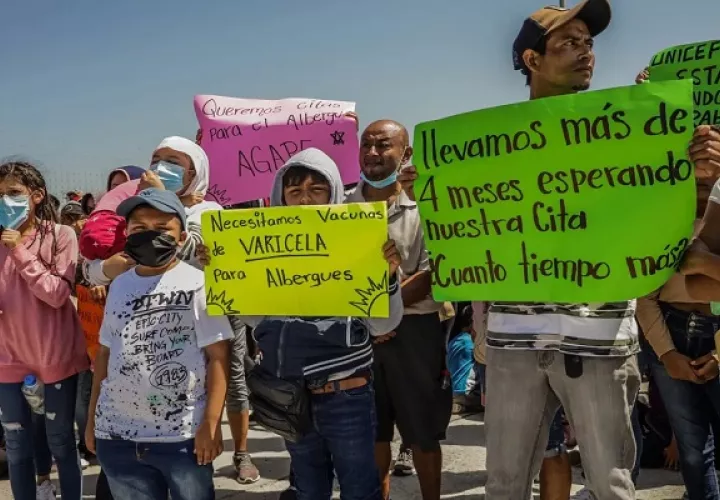 Migrantes protestan por la falta de vacunas y atención médica ante el brote de varicela al exterior del Consulado de Estados Unidos. Foto: EFE
