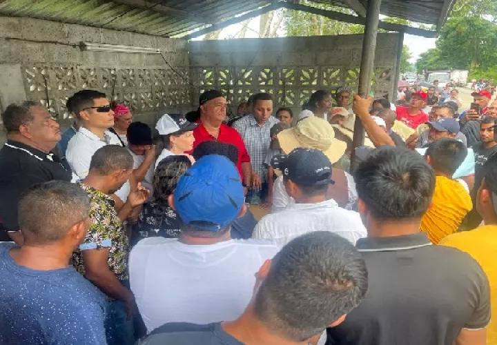 Los miembros de la comunidad presentaron un pliego de 10 puntos sobre las necesidades de Veracruz. Foto. Eric Montenegro