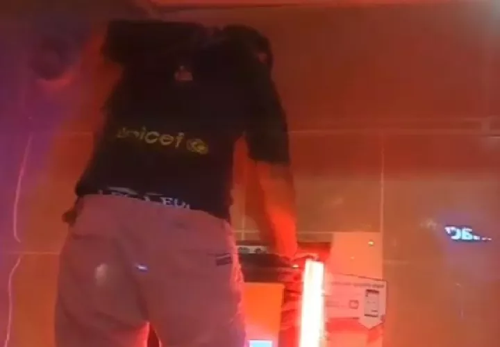 El hombre fue grabado por una mujer quien le avisó dela presencia policial.