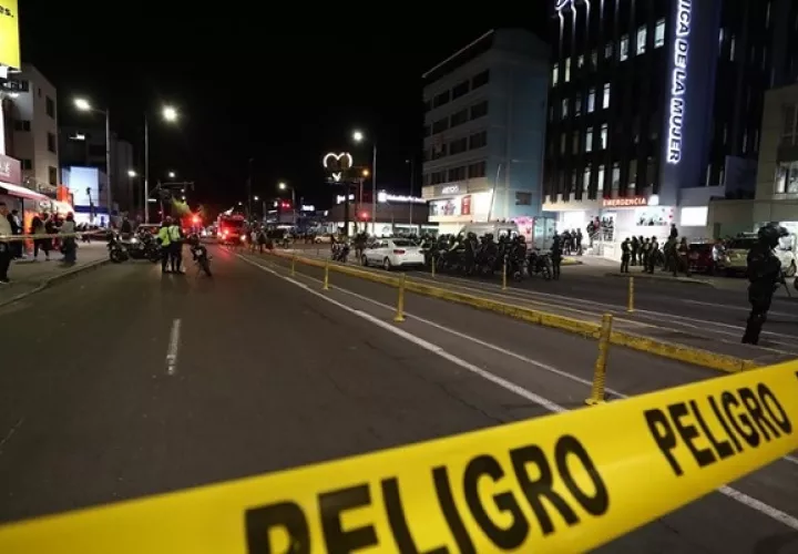 La zona exterior del coliseo donde el candidato a la Presidencia de Ecuador Fernando Villavicencio fue asesinado el miércoles. Foto: EFE