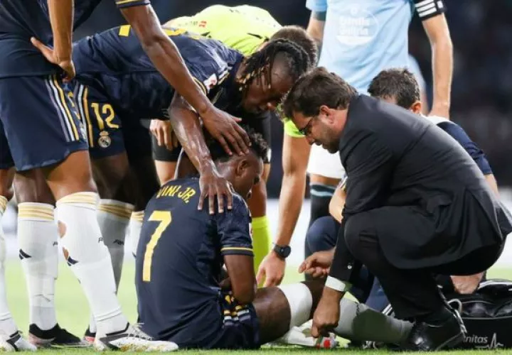 El delantero brasileño del Real Madrid Vinicius Jr. se lesiona durante el partido correspondiente a la Jornada 3 de LaLiga en el estadio de Balaídos, en Vigo. Foto: EFE