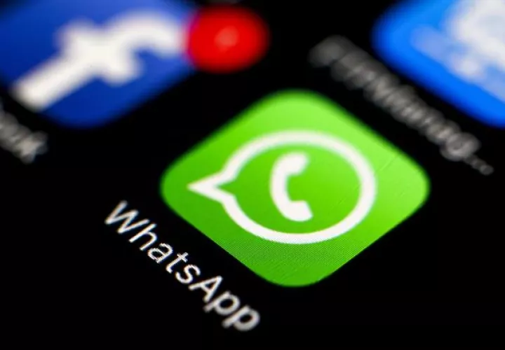 Logo de la aplicación de mensajería WhatsApp en un teléfono móvil.