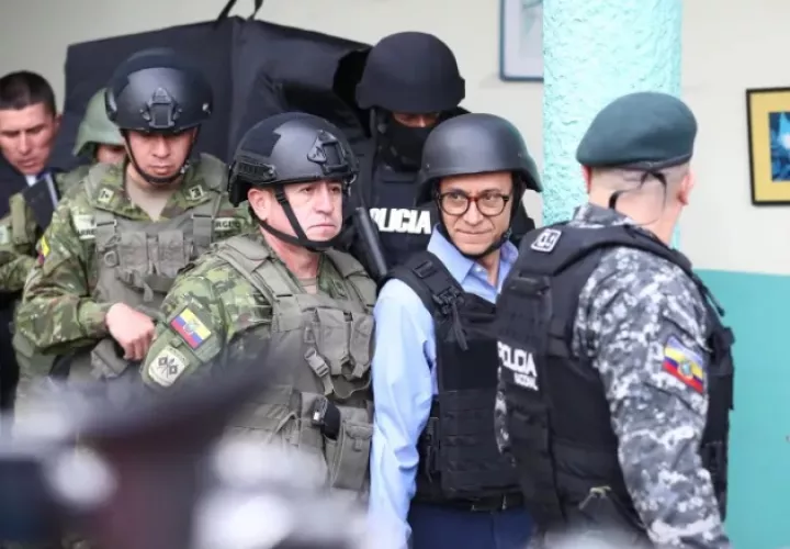 El candidato Christian Zurita, al momento de acudir a votar, fuertemente custodiado. Foto: EFE