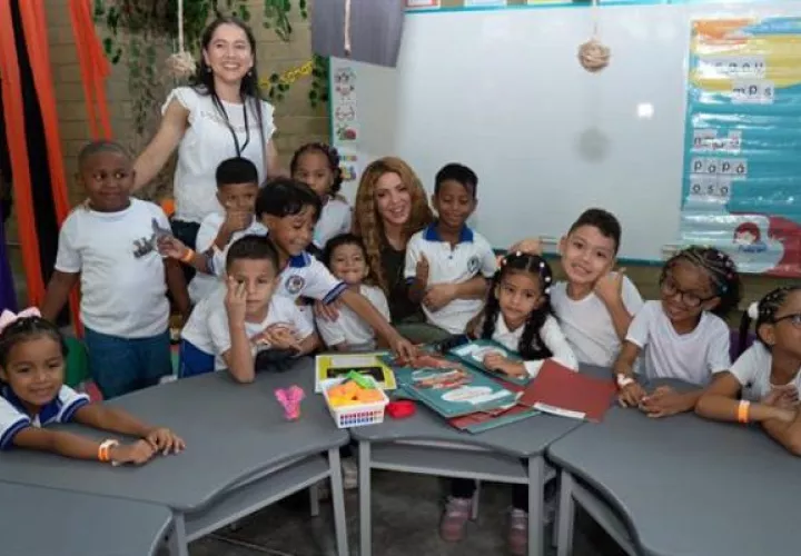 La cantante colombiana Shakira durante la inauguración de la Institución Educativa Distrital Nuevo Bosque Pies Descalzos. Foto: EFE