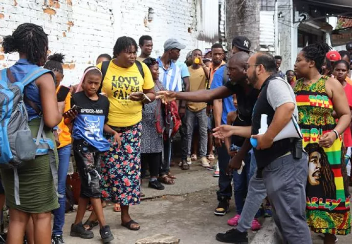 Migrantes hacen fila en espera de regularizar su documentación, el 14 de septiembre de 2023, en el municipio de Tapachula.