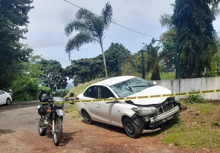 La Policía Nacional encontró en el sector de La Pesa, corregimiento de Guadalupe, un vehículo relacionado con uno de los accidentes. Foto: Eric A. Montenegro