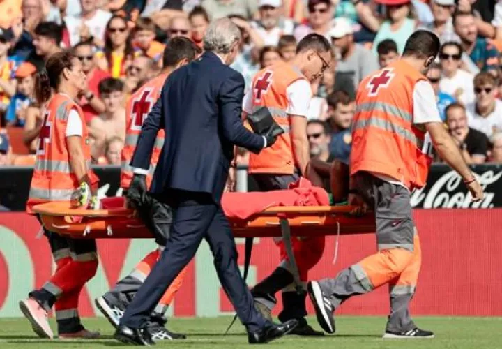 Thomas Lemar, retirado en camilla durante el partido ante el Valencia. Foto: EFE