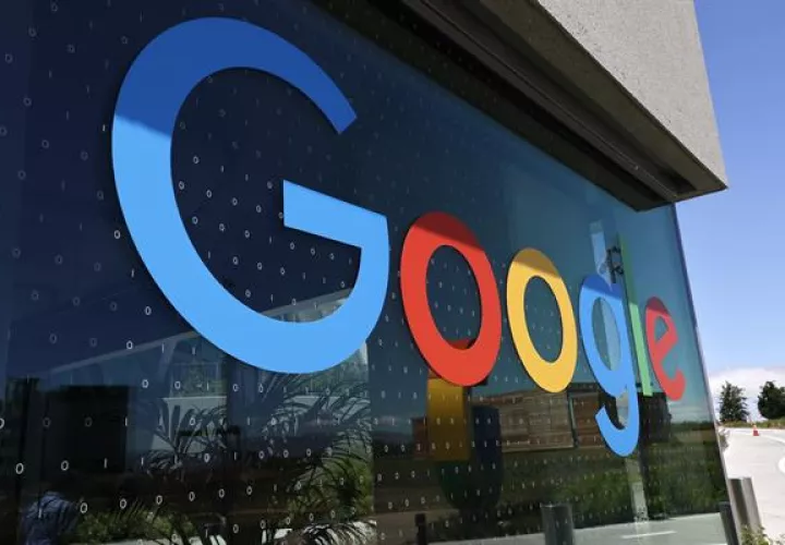 Logo de Google, en la ventana del edificio del campus de Bay View de Google, en Mountain View (California, EE.UU.). 