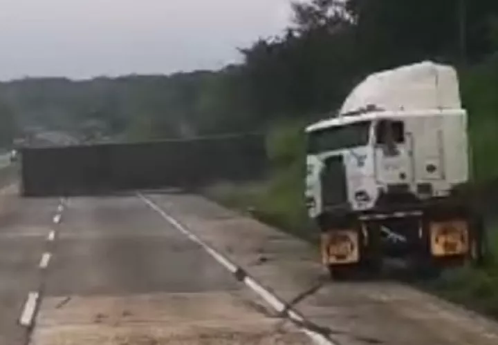 El accidente ha generado un tranque vehícular en la autopista. Foto: Diomedes Sánchez 