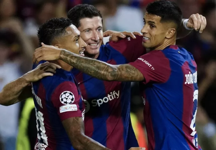 Los jugadores del Barcelona, el brasileño Raphinha (izq.), el polaco Robert Lewandowski y el portugués Joao Cancelo (der.) festejan. Foto: EFE