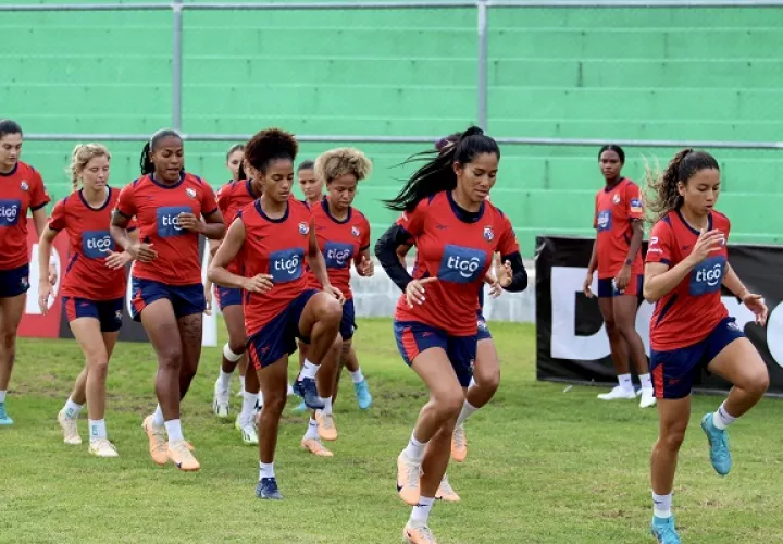 El equipo femenino durante los entrenamientos en el Estadio Pensativo, Antigua. Foto: Fepafut