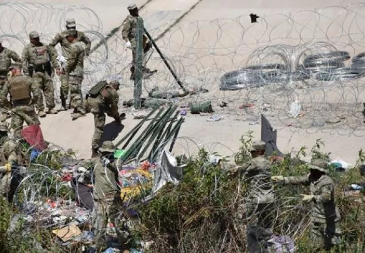 La Guardia Nacional de Estados Unidos retira un campamento de migrantes en un costado de la frontera con Estados Unidos. Foto: EFE