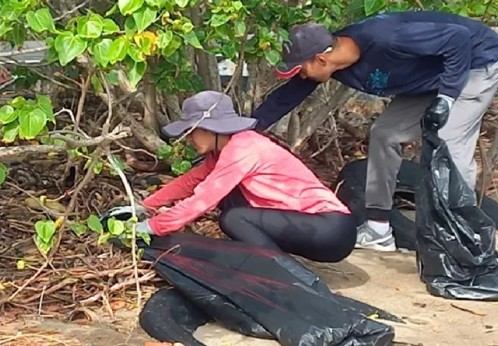 La gran cantidad de personas que llegan al sitio en busca de esparcimiento, hacer deporte o descansar, provoca una mala disposición de los desechos.  Foto. Thays Domínguez