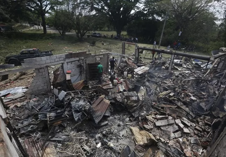 Escombros de un vivienda destruida tras ser afectada por un ataque con carro bomba dirigido a una estación policial. Foto: EFE