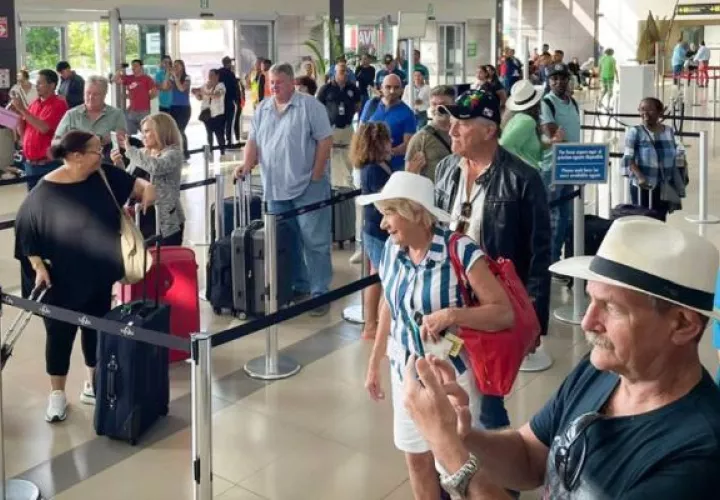 Visitantes en el aeropuerto Enrique Malek. Foto: Cortesía