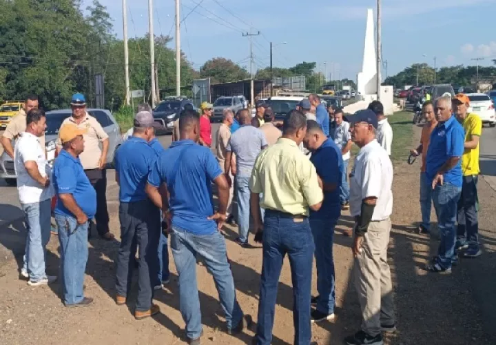 Se reunieron en los alrededores del puente sobre el río La Villa, y realizaron un cierre de vías de advertencia por algunos minutos, para exigir una pronta respuesta. Foto. Thays Domínguez