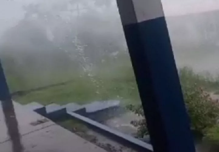 Los aguaceros se presentaron con fuertes vientos. Foto: Diomedes Sánchez 