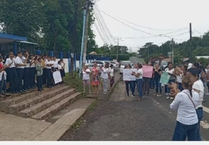 Hasta ahora la protesta de los padres de familias y estudiantes ha sido pacífica, destacó la madre de familia y presidenta de la asociación. Foto. Melquíades Vásquez