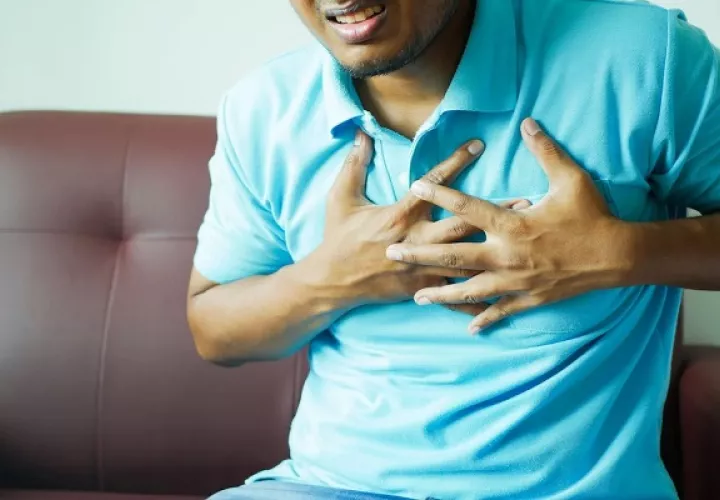 Médicos aconsejan buscar ayuda profesional en caso de que presente dificultad para respirar o dolor en el pecho. Foto: Pexels