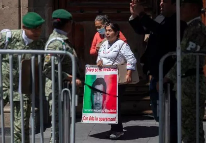 Padres de los 43 jóvenes normalistas desaparecidos de Ayotzinapa. Foto: EFE