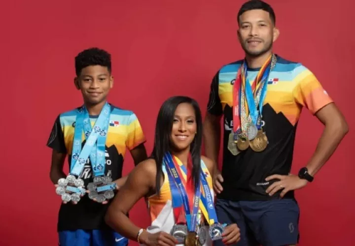 Yoira Rodríguez (cent.) muestra sus medallas obtenidas en diferentes carreras. Foto: Cortesía