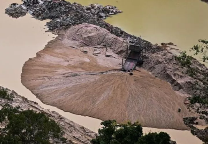 Aérea de una zona de minería ilegal en la Amazonía de Brasil. Foto: EFE