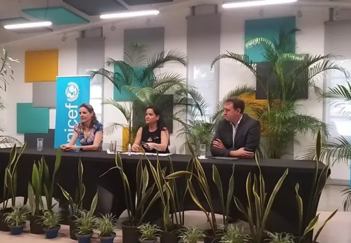 La campaña Crianza amorosa, raíces fuertes fue divulgada este viernes y contó con la ministra de Desarrollo Social, María I. Castillo (centro). Foto: Internet