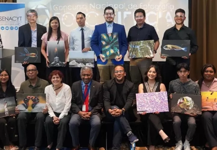 Los ganadores junto a los jurados. Foto: Cortesía