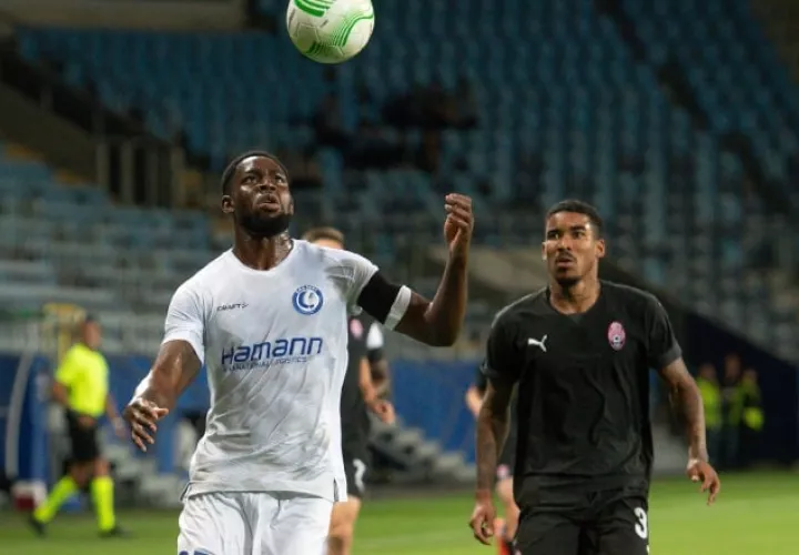 El panameño Eduardo Guerrero (der.) del Zorya  disputa el balón contra Jordan Torunarigha del KAA Gent de Bélgica en el partido de Conference League. Foto: EFE