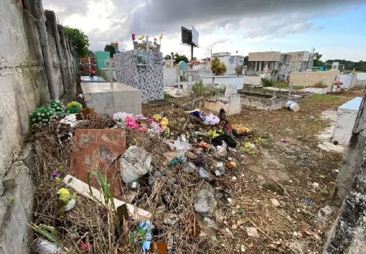 Dentro de este campo santo también es posible encontrar los restos de ataúdes que son dejados en el sitio luego de realizadas las exhumaciones. Foto. Eric Montenegro