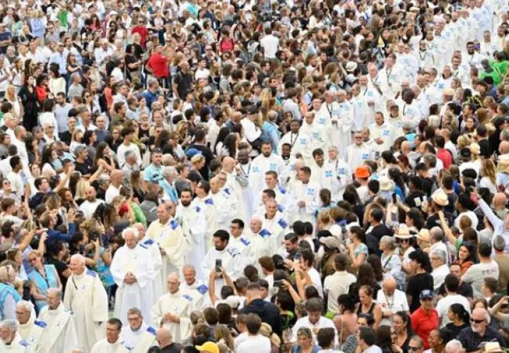 Fieles esperan la llegada del papa Francisco en el estadio Velódromo de la ciudad francesa de Marsella. Foto: EFE