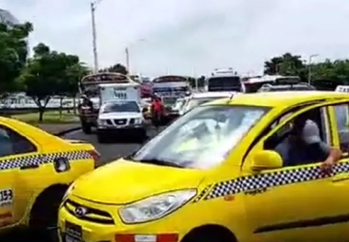 Los transportistas de Colón cerraron las calles el viernes solicitando que se analice el alza de las pólizas de seguro. Foto. Diomedes Sánchez
