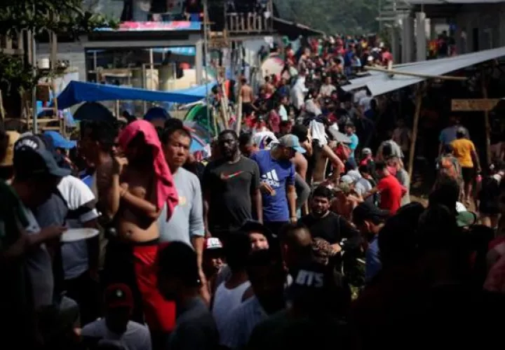  Migrantes hacen fila para ser registrados por agentes de migración tras cruzar la selva del Darién. Foto: EFE