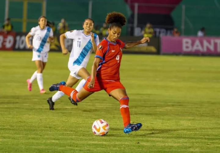 Katherine Castillo de Panamá despeja el balón anteb la mirada de lesly Ventura de Guatemala. Foto: Fepafut