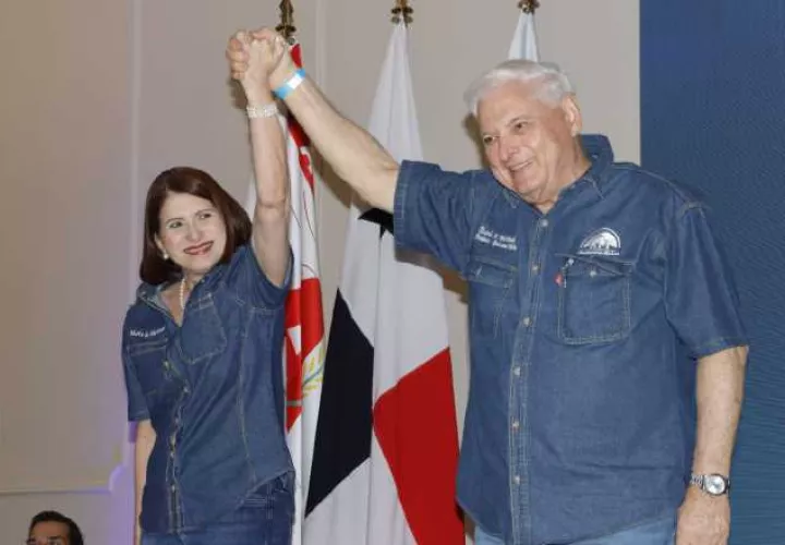 Marta Linares de Martinelli, candidata a vicepresidenta por Realizando Metas junto al candidato presidencial, Ricardo Martinelli Berrocal. Víctor Arosemena