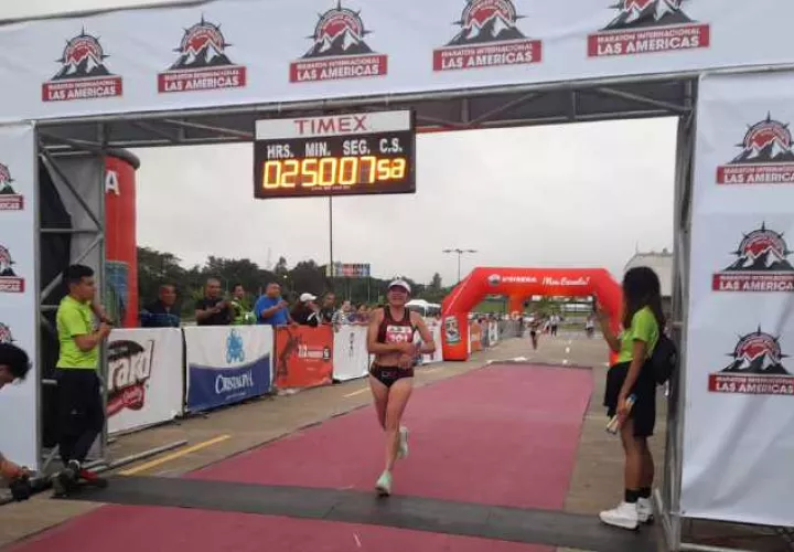 Brigitte Forero, cruza la meta en la maratón en Chiriquí. Foto: José Vásquez