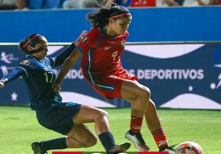 Ana Quintero de Panamá (9) conduce el balón ante la marca de Sofía Ovando de Guatemala (17). Foto: Fepafut
